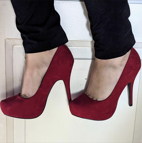 Red pumps - Picture 3 of 4